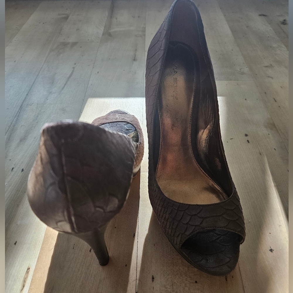 Elegant Peep-Toe Heels by Via Spiga - Picture 7 of 9